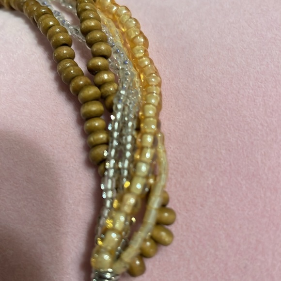 Claire’s necklace- 6 strands- 2 strands of wooden beads, 2 white & 2 peach beads - Picture 4 of 8